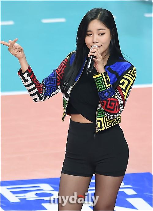 [MD PHOTO] 韩国女歌手赵贞敏亮相职业排球比赛献祝贺演出