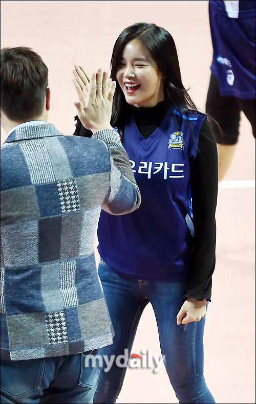 [MD PHOTO] 韩国女歌手赵贞敏亮相职业排球比赛献祝贺演出