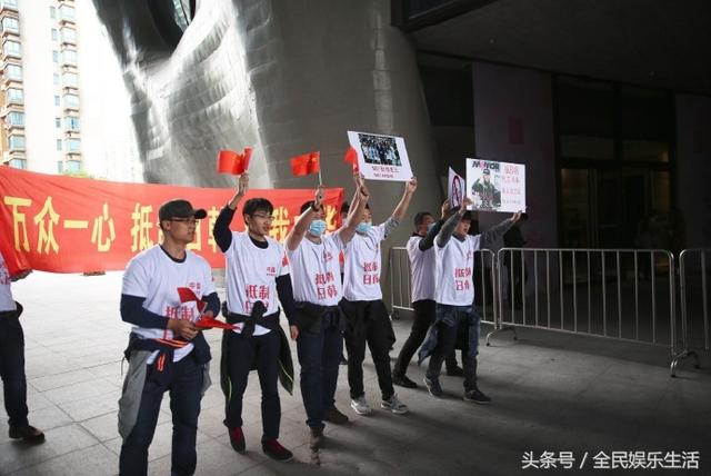 爱国人士抵制日本组合AKB48，遭粉丝疯狂阻拦抢国旗