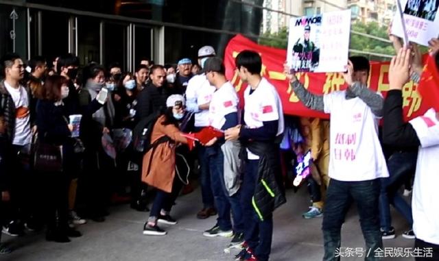 爱国人士抵制日本组合AKB48，遭粉丝疯狂阻拦抢国旗