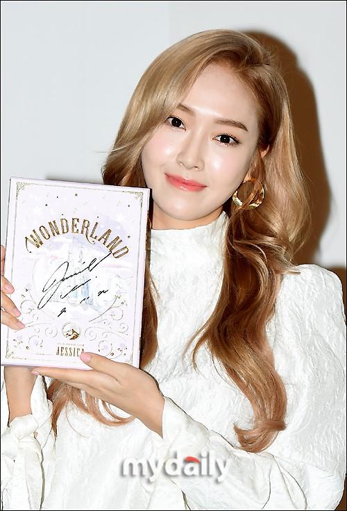 韩国女歌手jessica首尔举行个人专辑签售会