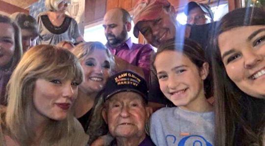 霉霉探访96岁高龄二战老兵粉，与老爷爷及其家人欢度圣诞