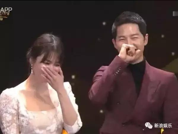 韩国颁奖晚会：全智贤获一袋大米，IU获一把按摩椅，笑CRY~