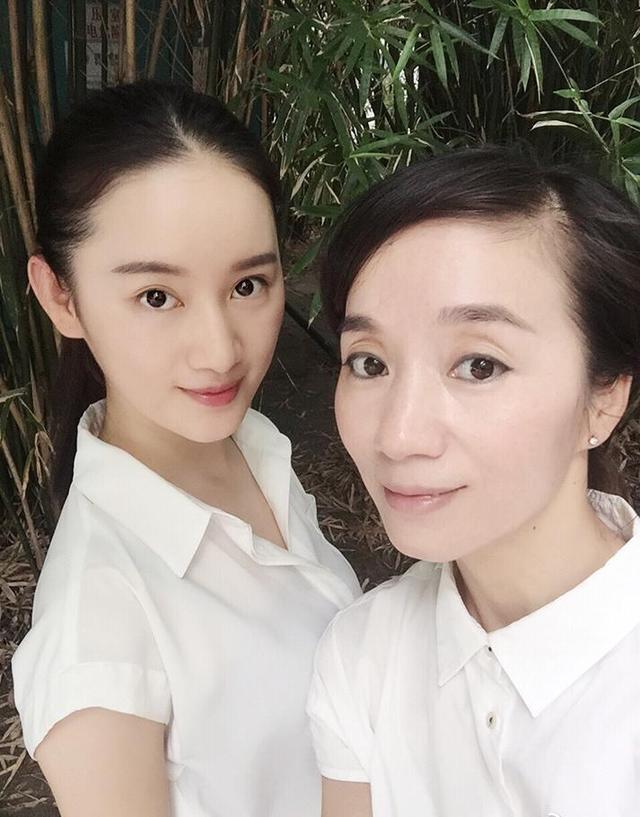 杨洋妈妈首次出镜好惊艳，这些明星的妈妈和女儿简直堪称姐妹花