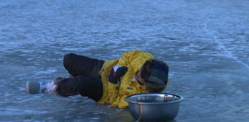 42岁林志颖在零下20度冰面摔倒，半天没起来，还好没啥大碍
