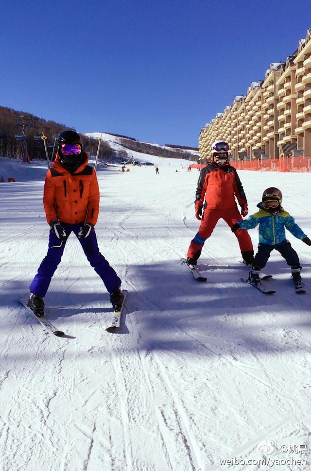 姚晨晒茉莉滑雪照，两个月大躺雪地引争议，网友：不带这样炒作的