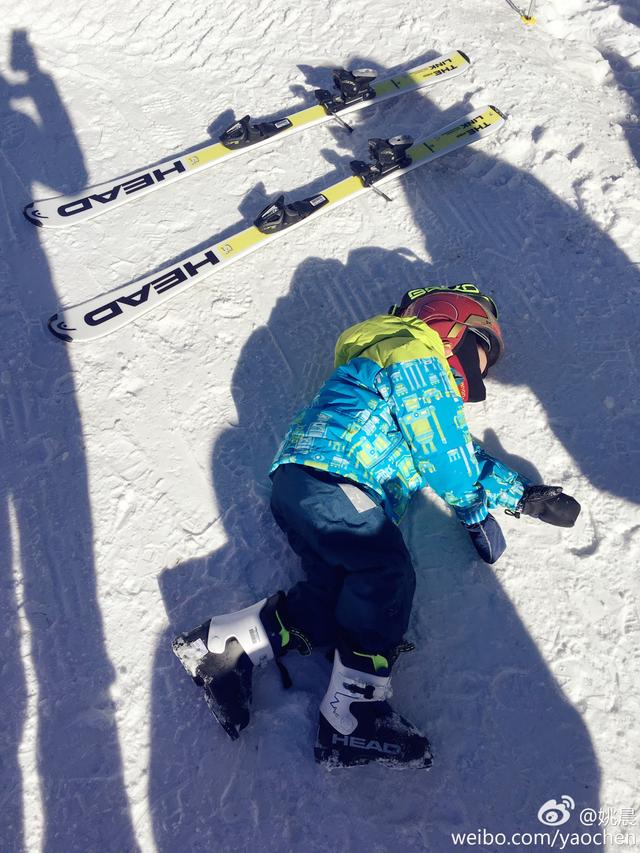 姚晨晒茉莉滑雪照，两个月大躺雪地引争议，网友：不带这样炒作的