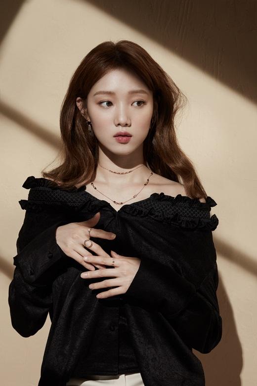 韩国女艺人李圣经代言珠宝品牌拍宣传照