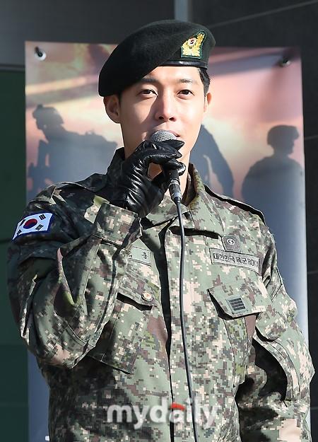 韩国艺人金贤重退伍，结束近两年的军营生活