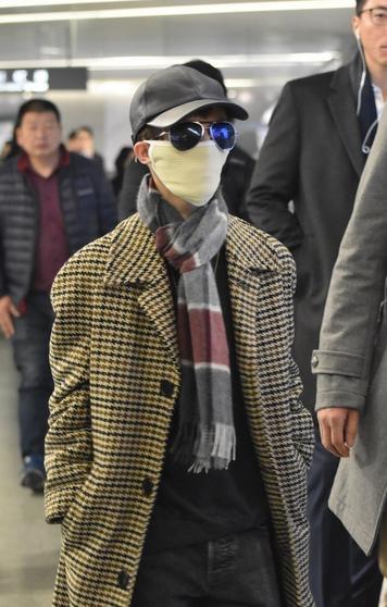 郭敬明机场裹成粽子都被认出来了，然而皂片中他却被一哥们实力抢镜