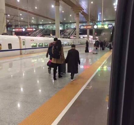 郭敬明牵女助理赶高铁被拍 网友毒舌：妈妈带儿子既视感