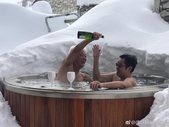 67岁谭咏麟陈百祥冰天雪地泡温泉喝香槟，好冷啊