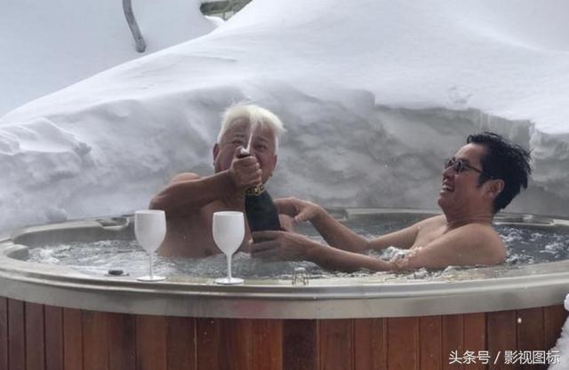 谭咏麟陈百祥共134岁 赤身裸体在冰天雪地雪地里开心泡澡