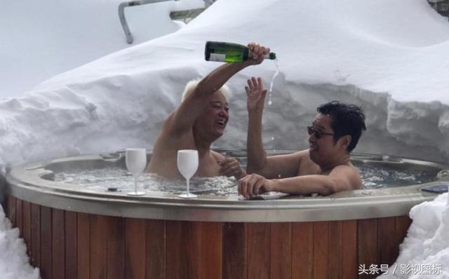 谭咏麟陈百祥共134岁 赤身裸体在冰天雪地雪地里开心泡澡