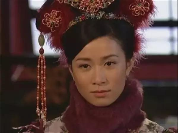 港姐出道，TVB第一位双料视后，历经两段失败恋情，现依然单身