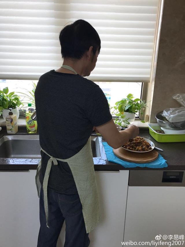 李易峰大清早起来煮面，其实是在炫富！