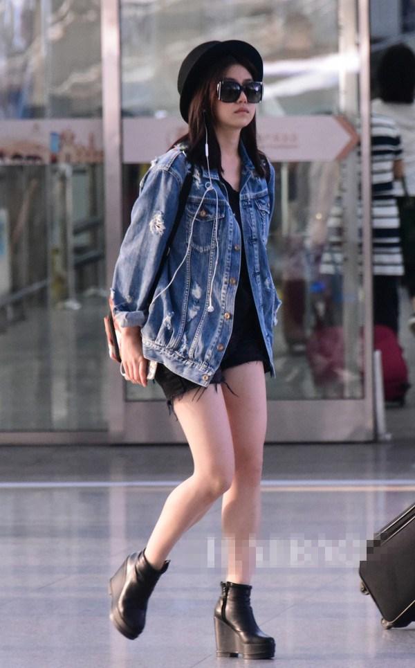 陈妍希一身连体热裤真心性感，看样子这是要做辣妈的典范啊！