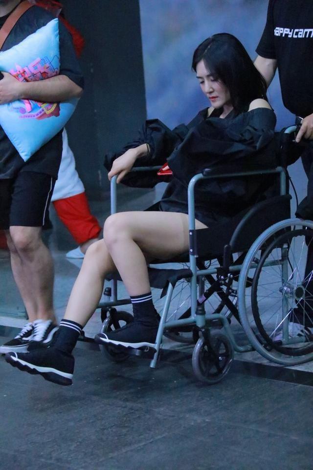 谢娜旧伤复发坐轮椅录制节目，穿热裤仍然不忘秀“美腿”！