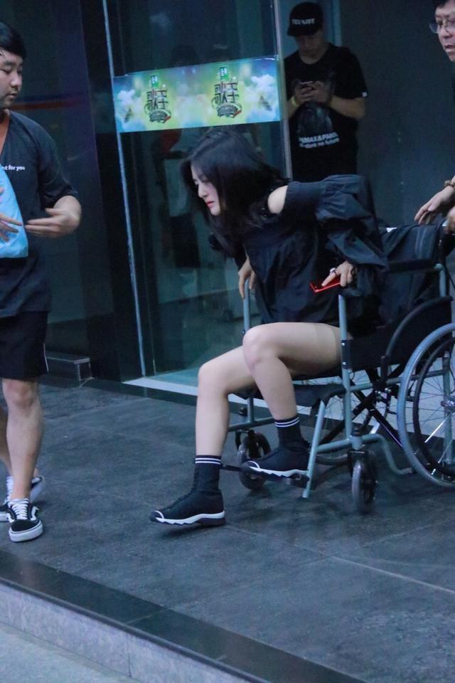 谢娜旧伤复发坐轮椅录制节目，穿热裤仍然不忘秀“美腿”！