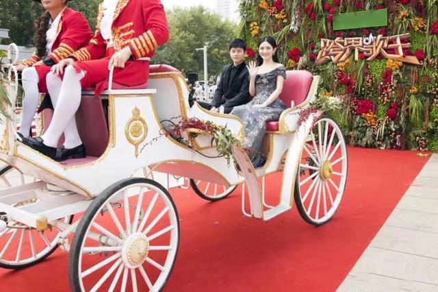 张杰谢娜乘坐“洋车”去参加《跨界歌王》，这个王子和公主好恩爱让人羡慕