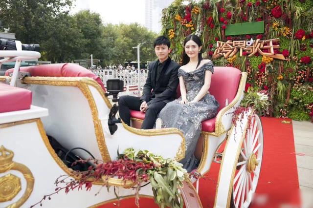张杰谢娜乘坐“洋车”去参加《跨界歌王》，这个王子和公主好恩爱让人羡慕