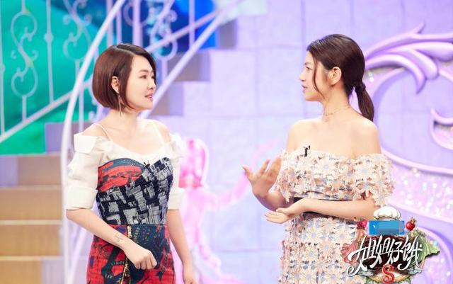 陈妍希和阿Sa同穿一款花裙秀香肩 谁更吸引你？