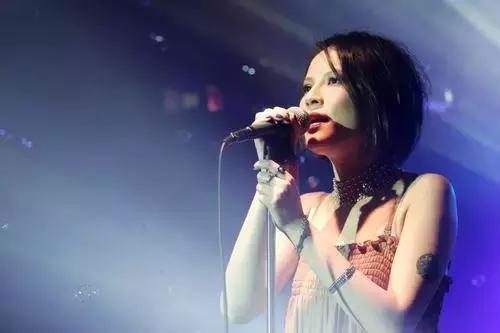 她26岁打败王菲拿下歌后，却是华语乐坛最大一颗遗珠