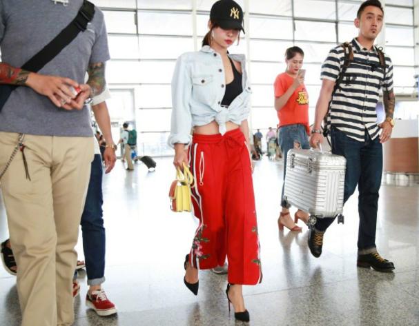 36岁蔡依林衣品燃爆机场，网友：这绝对是我见过穿红裤子最美的女星！
