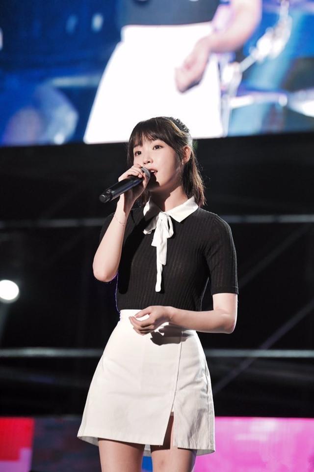 韩国美女李知恩实力开唱，黑色针织衫搭配白色开叉A字裙，清纯甜美造型美翻众人