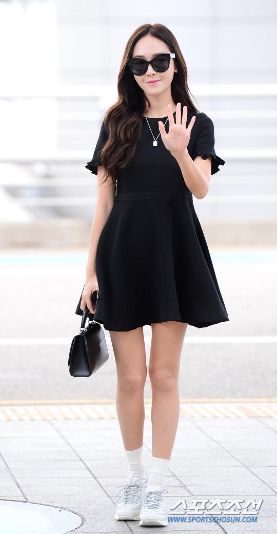 Jessica现身机场 黑色装扮高雅动人