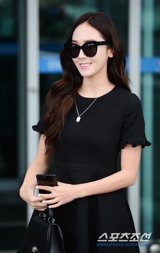 Jessica现身机场 黑色装扮高雅动人