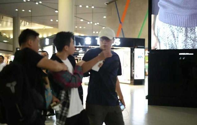 大写的尴尬！俞灏明机场偶遇刘烨兴奋拥抱，刘烨当众推开就跑