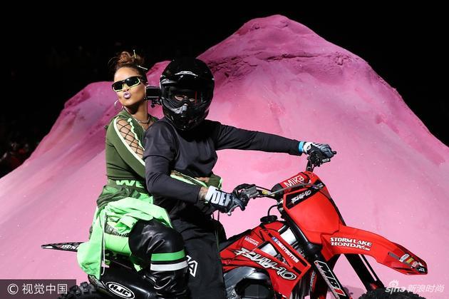 蕾哈娜骑摩托车看秀 意想不到的时尚碰撞还有谁