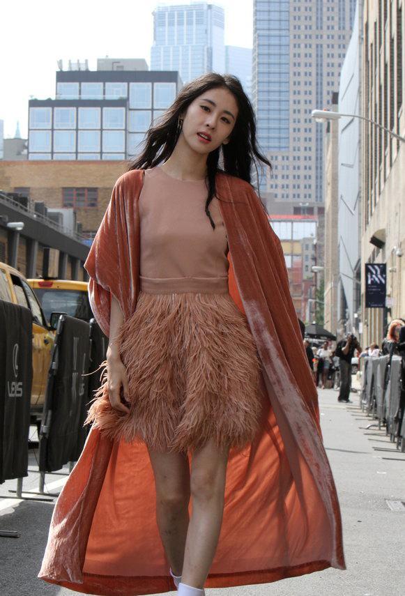 张碧晨纽约时装周无PS图来了，她的腿真是大写的尴尬