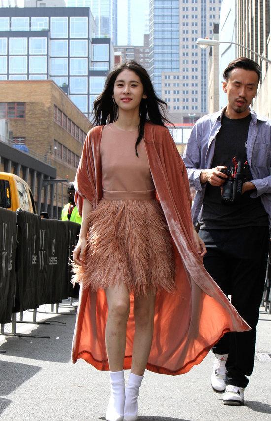 张碧晨纽约时装周无PS图来了，她的腿真是大写的尴尬