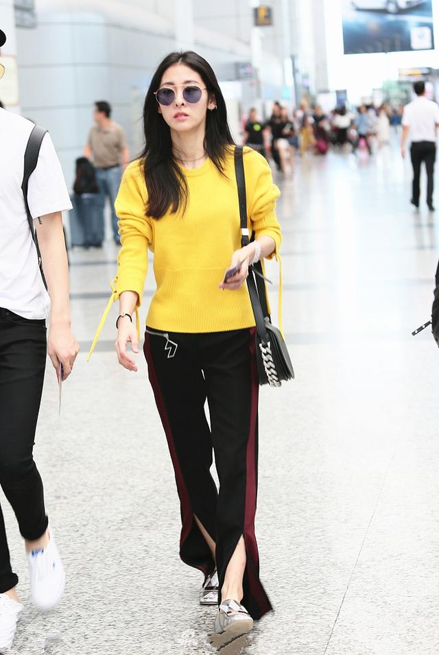 张碧晨大红裤衩搭配马丁鞋现身机场，这造型也是辣得没谁了！