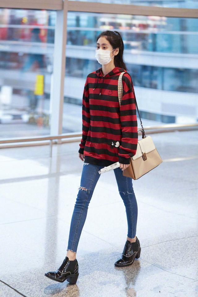 张碧晨大红裤衩搭配马丁鞋现身机场，这造型也是辣得没谁了！
