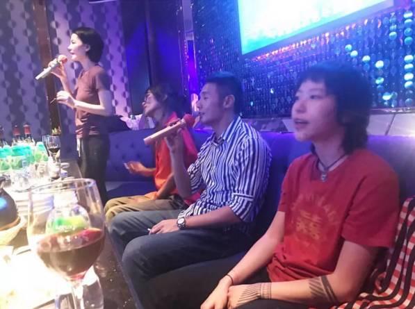 王菲跟李荣浩一起唱KTV，旁边的窦靖童表情亮了！
