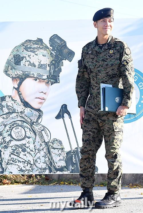 韩国艺人 李升基办理退伍结束军营生活