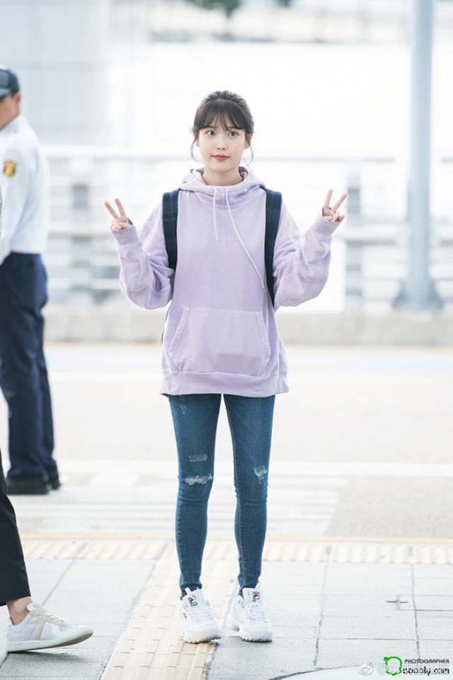 IU浅紫色卫衣配牛仔裤现身机场，换季也是不拗造型的实穿派！