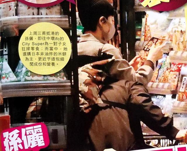 孙俪工作不忘子女，逛香港超市为孩子采购两大袋零食