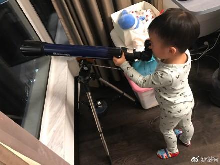 吴京儿子举望远镜探索星空，结果被亲妈一个举动整尴尬了