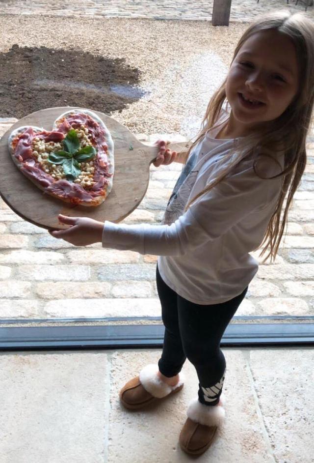 贝克汉姆爱女小七亲自下厨做披萨，最后却做砸了