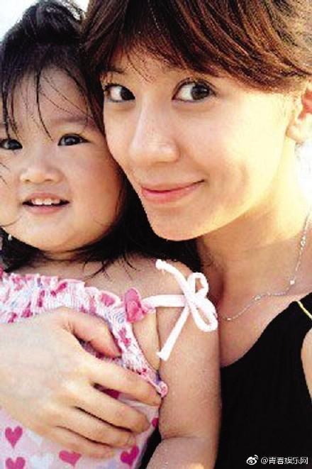 看了贾静雯大女儿十年前的照片，不得不感叹她家基因神奇！