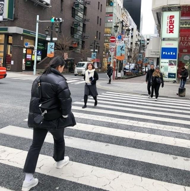 宋仲基宋慧乔庆祝求婚一周年，东京街头挽手散步