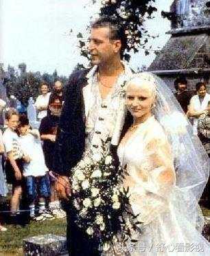 小红莓主唱去世，成婚二十年后离婚，曾袭击警察被罚款