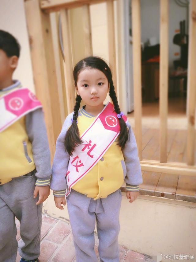 阿拉蕾最新造型好喜庆，被选为幼儿园礼仪小姐，完胜五岁小山竹？