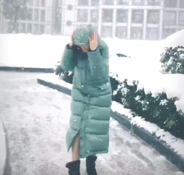 蒋欣王鸥鞠婧祎偶遇大雪，没见过世面的模样好萌呆
