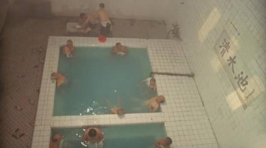 郭敬明家的浴缸也太大了，这明明就是北方的澡堂子啊！