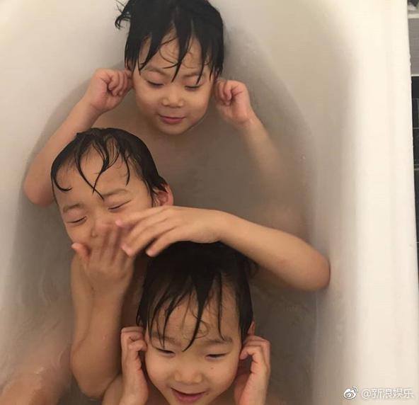 宋家三胞胎洗澡照，宝贝长大不少，只是这洗澡水也太脏了吧